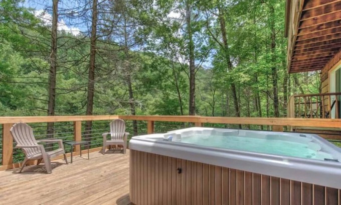 Gatlinburg - Pigeon Forge Cabin | *River VIEW* Cozy 3BD Cabin w/Hot Tub + Near Town