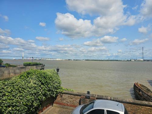 Greenhithe Apartment | River view flat by the Thames