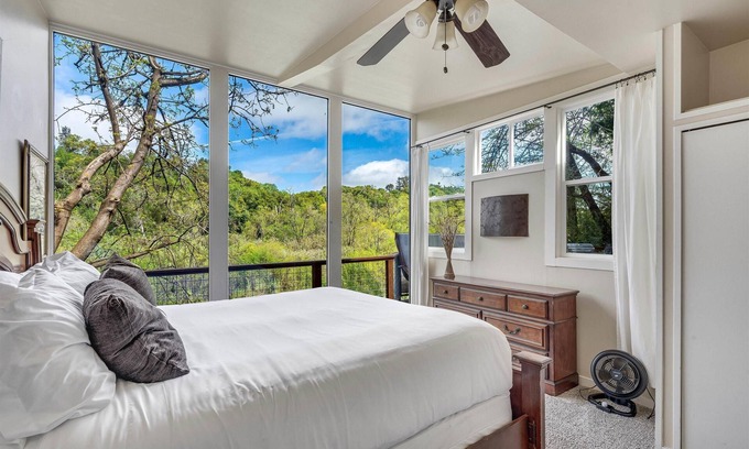 Healdsburg House | ✨River View Lodge | Complimentary wine tasting at Croix included!