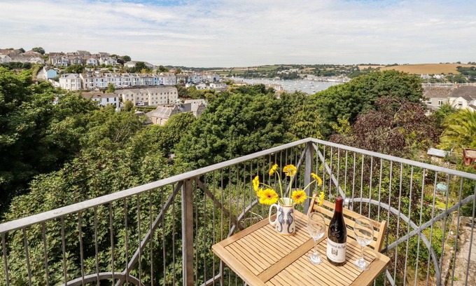 Mylor Churchtown Apartment | RIVER VIEW, romantic, character holiday cottage in Falmouth