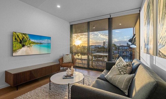 Surfers Paradise Apartment | River View Stunning Modern 2BR *Parking/Pool*