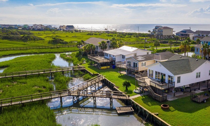 Folly Beach House | River Views, Endless Sunsets, 15th Block - Deep Water Dock perfect for Crabbing, Fishing!