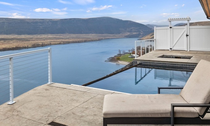 Quincy House | River Views w/Infiniti pool/Htub. 180 degree views of the Columbia River.