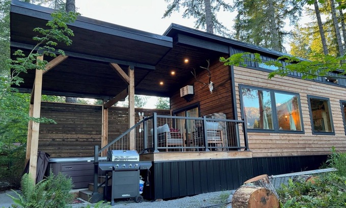 Ashford Cabin | River Vista Cabin with Mountain Views