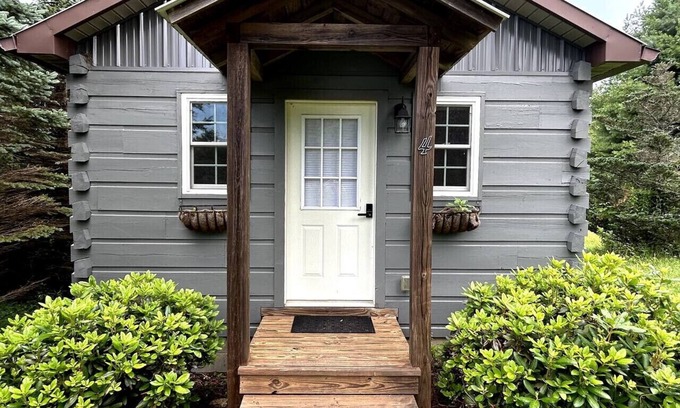 Vesta Cabin | River Walk Cabins: Fishing Cabin