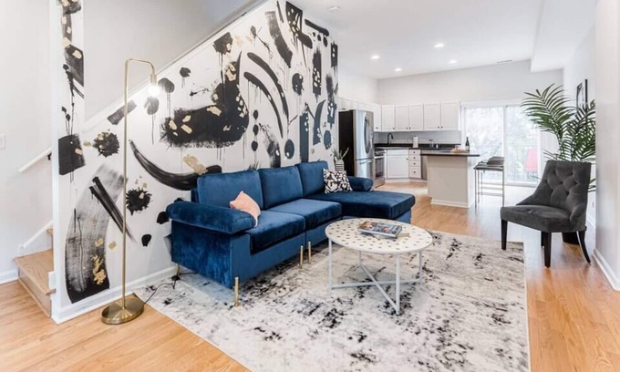 River West House | River West City Style: 360 Views on Roof Deck & Free Parking