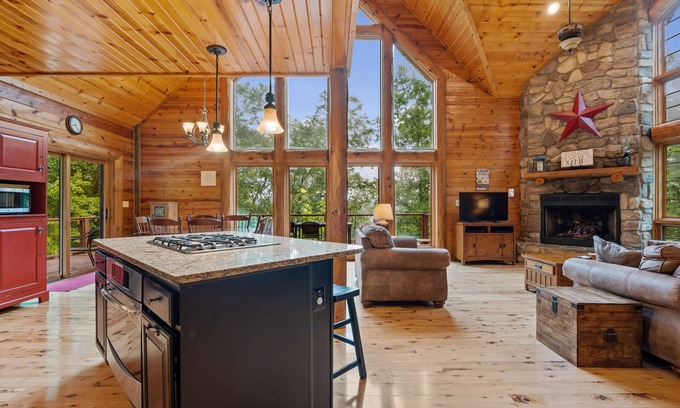 Bentonville House | River Woods Retreat:10min to River, L2 EV, Hikes, 2 Fireplaces, Hottub, SP 10mi