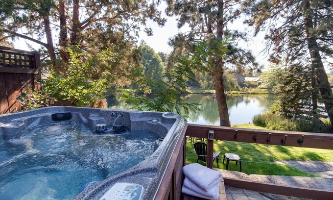 River West House | RiverBend Bungalow- RIVERFRONT with Salt Hot Tub, AC, 100+mbps Wifi, So Walkable