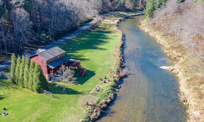 Fleetwood House | Riverbend Retreat - New River frontage, hot tub, pool table!