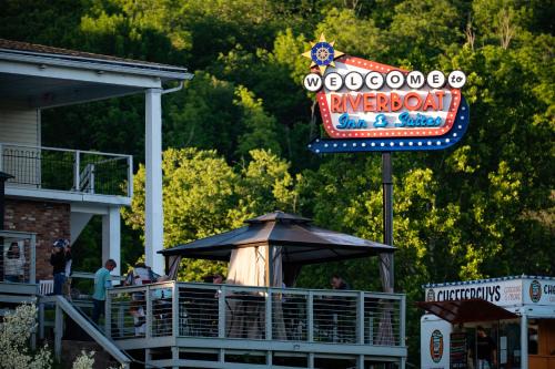 Madison Hotel | Riverboat Inn & Suites