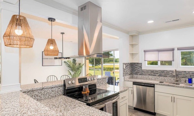 Portsmouth House | Rivercrest Retreat / River Front / 3 bed 2 bath
