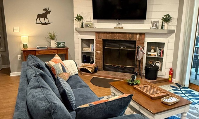 North Woodstock Condo | Riverfront 1st FL 2BR/2BA Condo at Deer Park – Mins to Loon, Foliage & Skiing!
