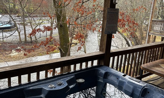 Helen House | Riverfront AlpineRiverBear, Sleeps10, Walk To Oktoberfest! 2 HotTubs, HomeCinema