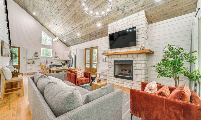 Golden Cabin | Riverfront Broken Bow Cabin w/Private Hot Tub!