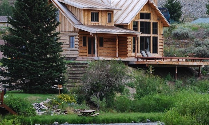 West Yellowstone Cabin | Riverfront Cabin on the Madison! 35 minutes to Yellowstone Nat'l Park!