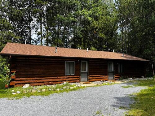 Crystal Falls House | Riverfront Cabin 8