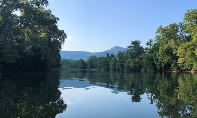 Luray Cabin | Riverfront Cabin! Farm, Kayaks, Trail & Fireplace