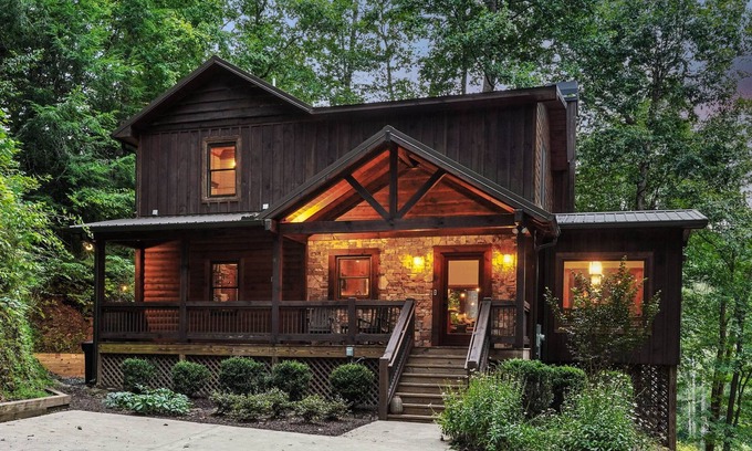 Ellijay Cabin | Riverfront Cabin-Hot Tub-Fire Pit-Arcade-Floats-Mini Golf-Cornhole-Swing Bed