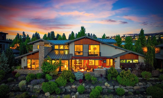 Southern Crossing House | Riverfront Calm/Bend Hot Tub Escape