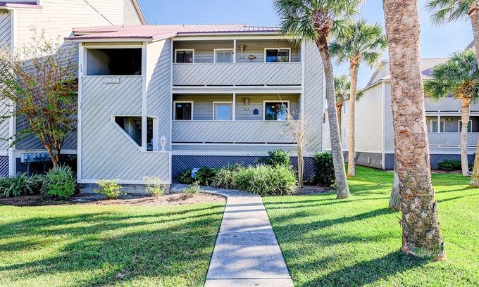 Folly Beach Condo | Riverfront condo with pool, 2 tennis courts, & screened porch - near beach