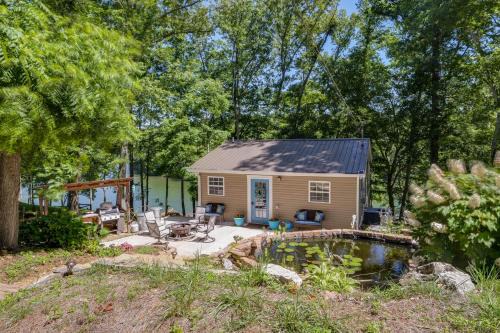 Van Buren County House | Riverfront Cottage Near Rock Island State Park