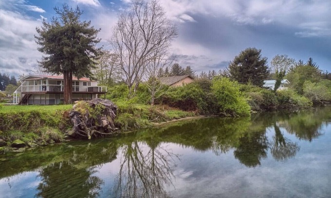 Brookings Cottage | Riverfront Cottage with Hot Tub 1/4 mi from Beach