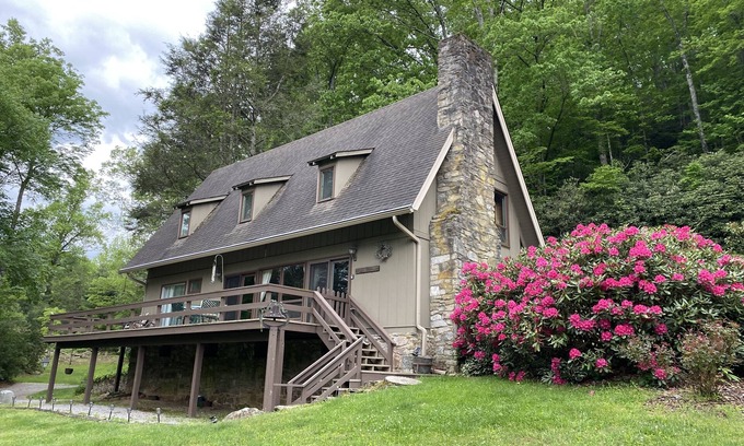 Canton House | Riverfront & Creekfront Chalet near Waynesville & GSMNP- Free high speed WiFi!