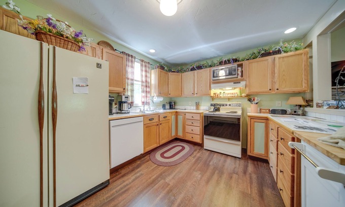 Austinburg Cottage | Riverfront Geneva Cottage on Grand River!