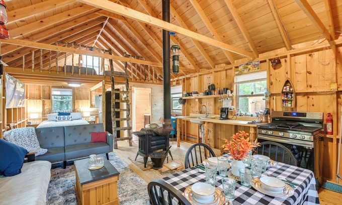 Olamon Apartment | Riverfront Greenbush Studio w/Porch & Views!