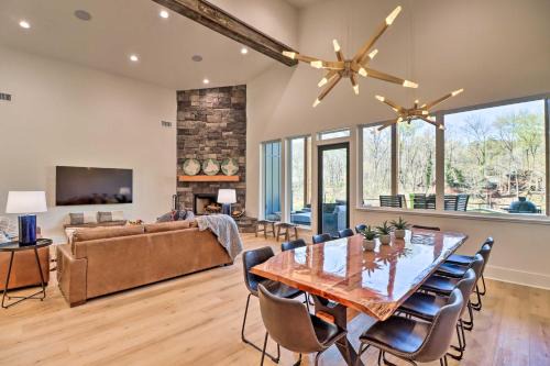 Heber Springs House | Riverfront Heber Springs Home with Dock and Slip!