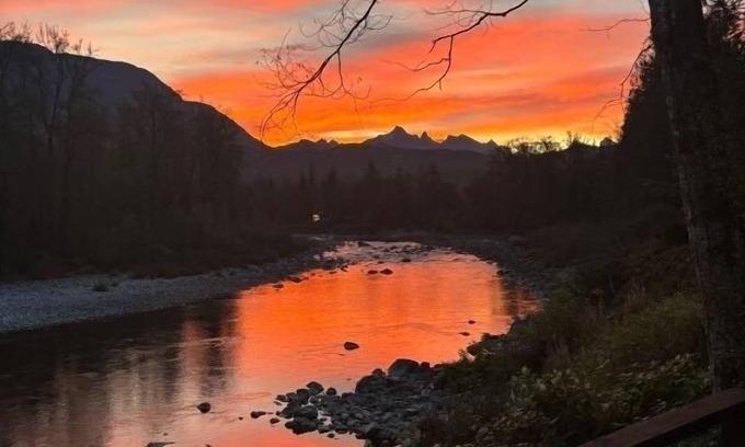 Gold Bar House | Riverfront home out your back door! Ski, Hike, Kayak, Beach, BBQ, Hammock, Relax