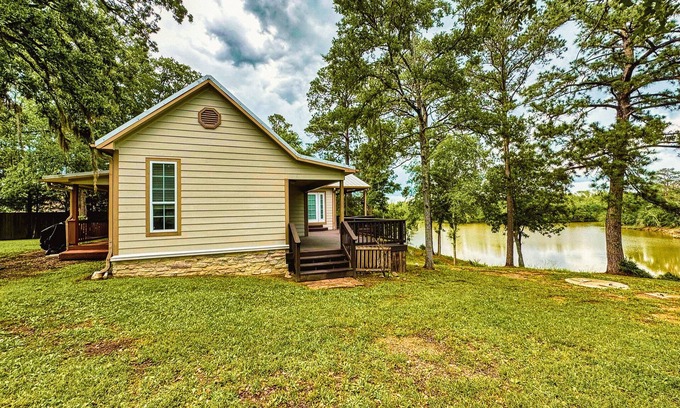 Oakhurst House | Riverfront house with a party barn & private boat ramp