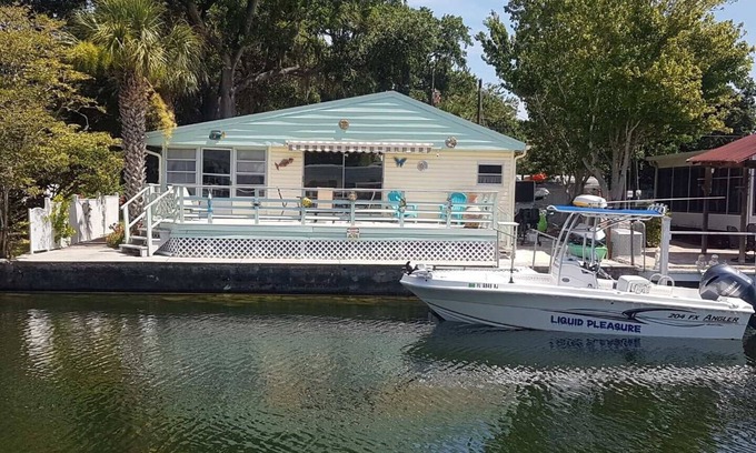 Weeki Wachee Gardens House | RIVERFRONT - KAYAK, SWIM, FISH THE WEEKI WACHEE RIVER. 3BR, 2 BA PRIVATE HOUSE.