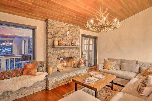 Lincoln Apartment | Riverfront Lincoln Condo 1 Mi to Loon Mountain!