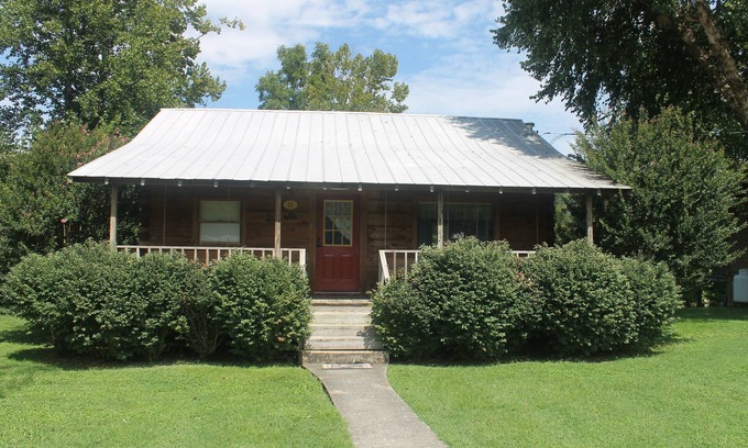 Townsend Cabin | Riverfront Log Cabin 1 1/2 Mile From The Entrance Of The GSM National Park