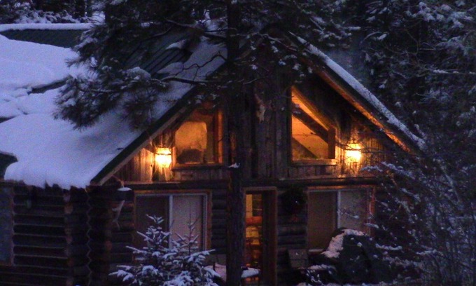 Questa Cabin | Riverfront Log Cabin, minutes away from your outdoor adventure
