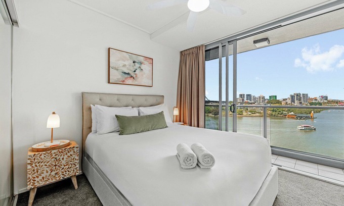 Brisbane Central Business District Apartment | Riverfront Luxury 2BR | Walk to CBD + Parking