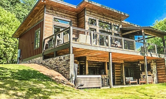 Ellijay Cabin | Riverfront Mountain Modern Cabin with hot tub very close to downtown Ellijay.