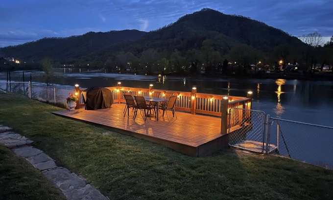 Mount Carbon Cottage | Riverfront-NO CLEANING FEE -3BR-NRG-Deck-Dock-Hike-Firepit-Pets-OK-Boat-Kayak