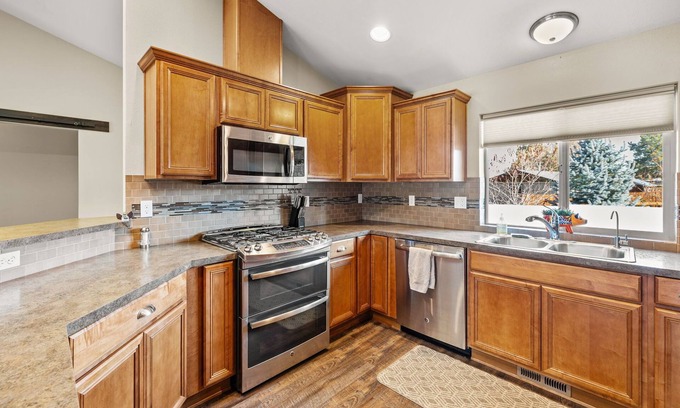 Tumalo House | Riverfront on half acre lot-2 car garage-walk to tap house and restaurants