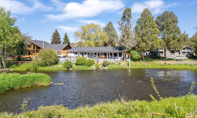Tumalo House | Riverfront Paradis in Tumalo – Otter Run - Hot Tub, Sauna, Deck, Pet Friendly!