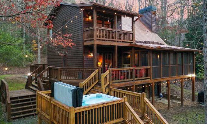 Ellijay Cabin | RiverFront - Pet Friendly - Paved Roads-Close to Vineyards and Downtown Ellijay!