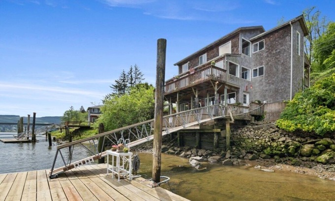 Nehalem Cottage | *Riverfront*Pvt Dock*Game Room*6 mins to Beach*