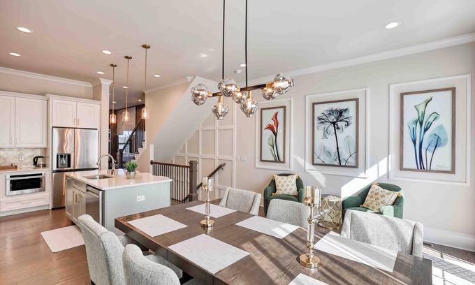 Hitch Village - Fred Wessels Homes House | Riverfront Retreats, Downtown