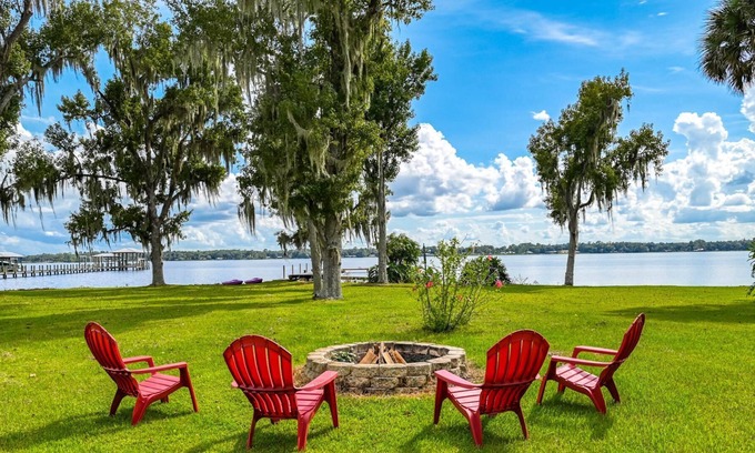Palatka House | RIVERFRONT!! Scenic views, Dock, Boat Ramp, Kayaks, Firepit, Boating & Bass Fishing Paradise!