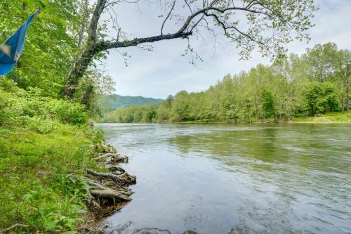 Shenandoah House | Riverfront Shenandoah Getaway with Kayaks and Tubes!
