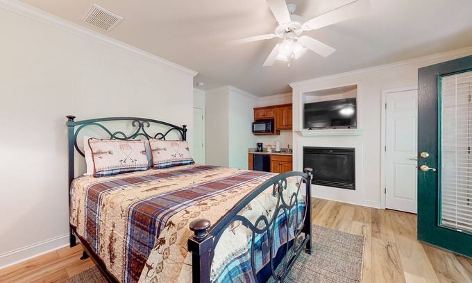 Helen Apartment | Riverfront studio with fireplace, porch & prime downtown Helen location