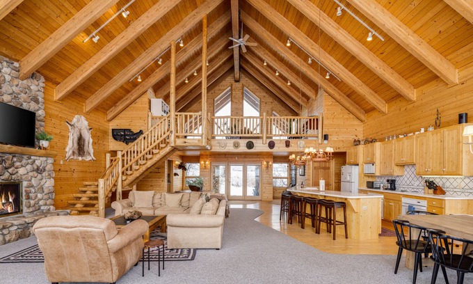 Victor House | Riverfront Teton property convenient to Jackson Hole & Targhee - dog-friendly