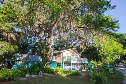 Homosassa Cabin | Riverfront Treetop Bungalow