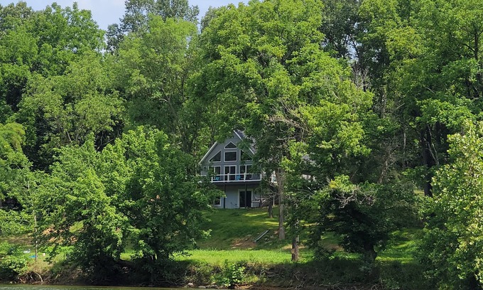 Stanley Ski Chalet | Riverfront~Tubing~Fishing~Private~Pets - "Misty Run"